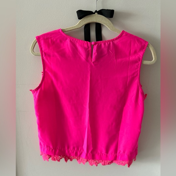 Sleeveless crew neck fuchsia top with details on sleeves and bottom. - Picture 3 of 3